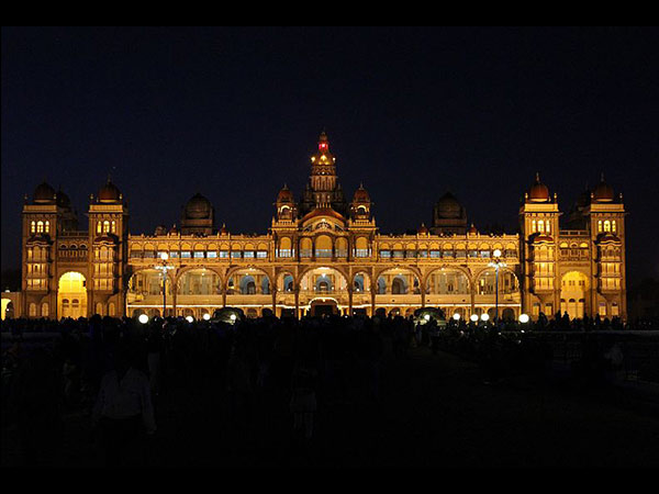 5. शाही महल में रानी अलमेलम्मा की मूर्ति 