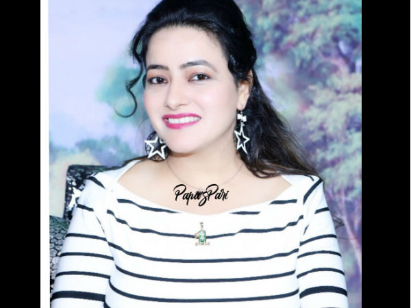  खुद को बताया समाज सेविका 