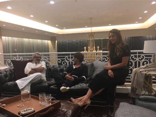 संजय भी पहुंचे थे गौरी के स्टोर संजय भी पहुंचे थे गौरी के स्टोर