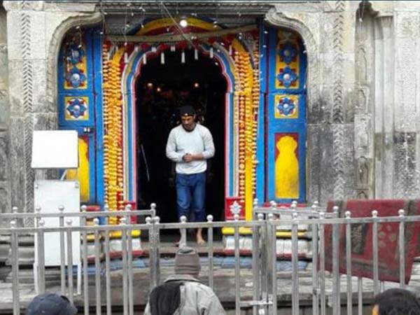 मंदिर से बा‍हर निकलते हुए दिखे 