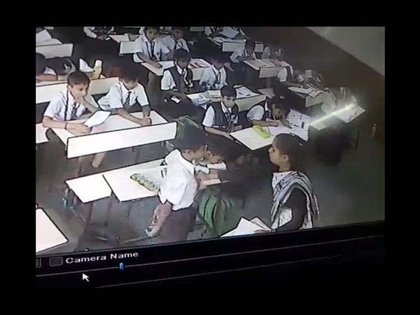 स्कूल जाने से डर रहा है बच्चा