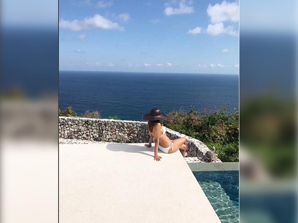 रिलेक्‍स करती हुई नजर आई