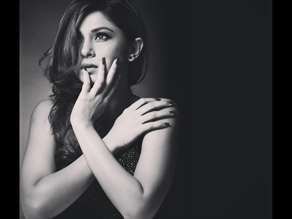 हसीन लग रही है। 