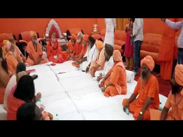 13 अखाड़ों के सदस्य शामिल थे