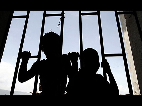 अंजानो से ना लें कोई भी चीज