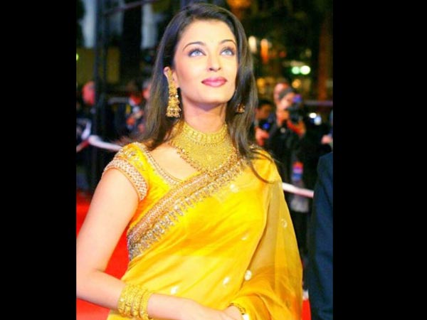 पीली मिठाई चढ़ाएं