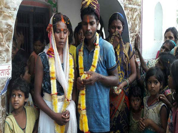 प्रेमी के घर के सामने प्रेमिका बैठी धरने पर