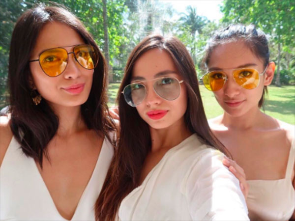 6. वाइट फ्रेमड सनग्लासेजः