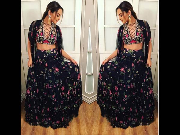 Sonakshi Sinha or Shilpa Shetty in arpita mehta's Dress Sonakshi Sinha or Shilpa Shetty in arpita mehta's Dress