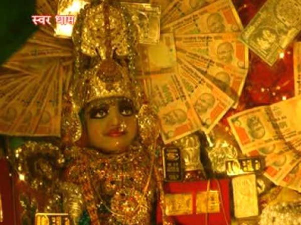 दीवाली में ऐसे सजता है मंदिर