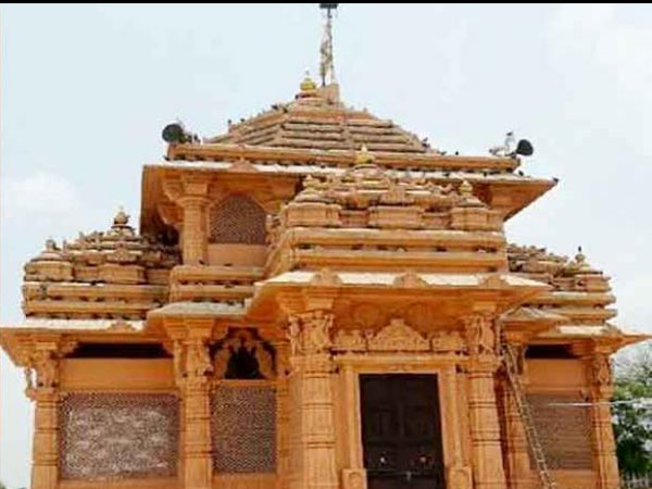 मंदिर में नहीं है कोई मूर्ति