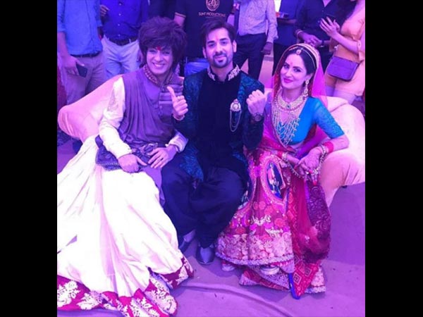 रोहित ने किया डिजाइन लहंगा 