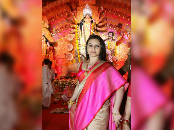 1. षष्‍टी - साइड से मांग निकाली हेयरस्‍टाइल