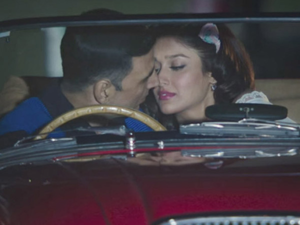 कार में रोमांस 