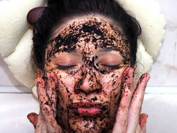  कॉफी स्‍क्रब से चेहरे को स्‍क्रब करें 