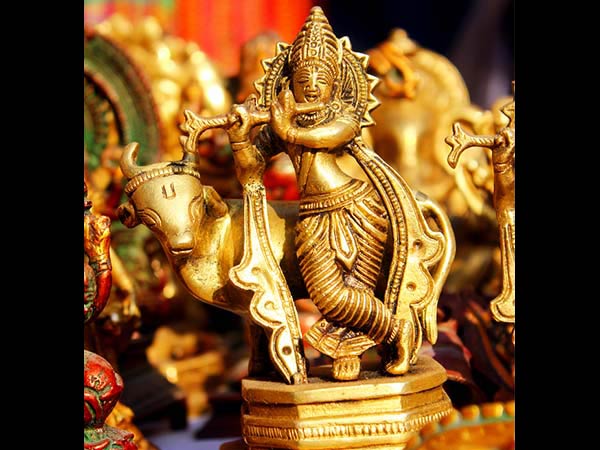 कृष्ण ने उंगली पर उठा लिया गोवर्धन पर्वत