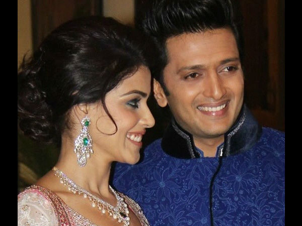 10. जेनेलिया डिसूज़ा-साइड-पार्टेड बन 