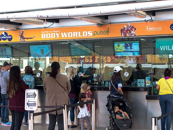  बिना कपड़ो की लाशे