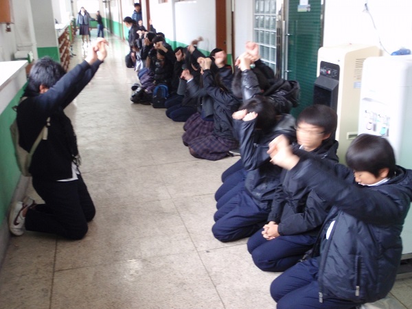 जमे हुये मटरों पर घुटनों के बल बैठना 