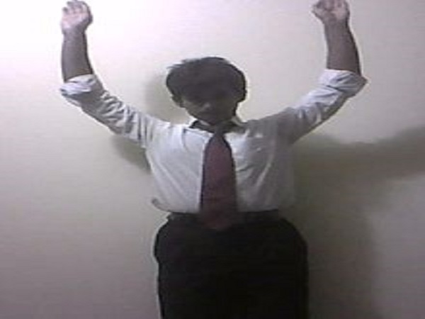 सबके सामने हाथ खड़े करना 