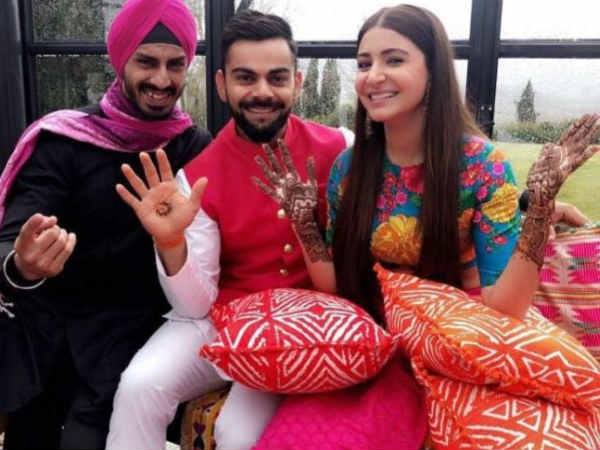 4. मेंहदी सेरेमनी में भी विराट केवल अनुष्‍का के पास ही बैठे नज़र आए 