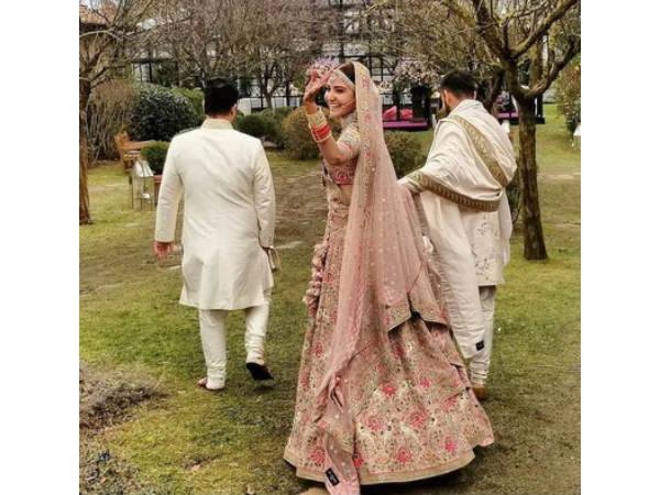 8. विदाई में भी उन्‍होंने अनुष्‍का के चेहरे पर भरी मुस्‍कान 