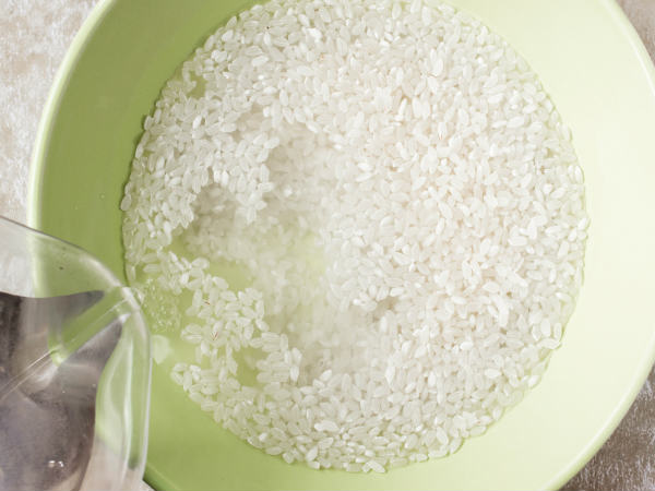3. चावल को भिगो कर रखें 