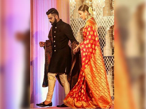 18 कैरट गोल्‍ड बटन की शेरवानी पहनी विराट ने