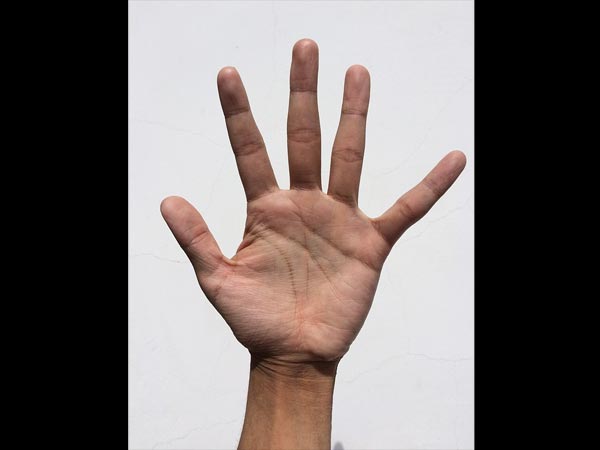 हाथों में गहरी और स्पष्ट हृदय रेखाएं