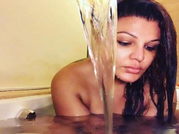 बाथ टब से शेयर की फोटोज 