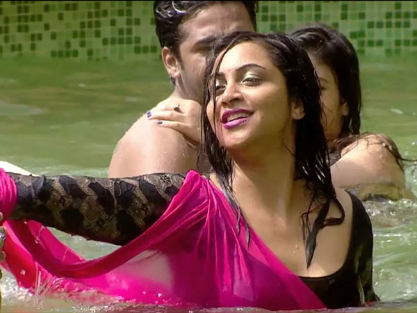  साड़ी में लगाई आग 