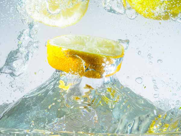 पानी में नींबू डालकर पीएं 