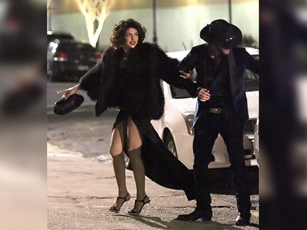  Versace की ड्रेस और सेक्‍सी हाई हिल्‍स 