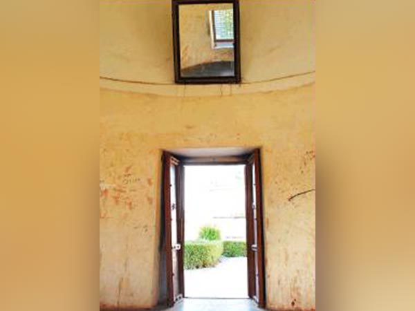 शीशे में दिखाई गई थी प्रतिबिम्‍ब..