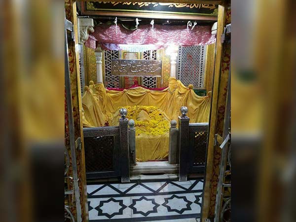 निजामुद्दीन औलिया की दरगाह पर भी मनाई जाती है बसंत पचंमी 