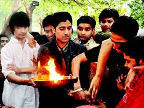 मिस्‍टर फ्रेशर्स करता है पूजा 