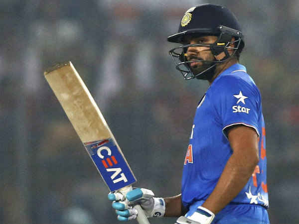  2014 में इंग्लैंड में उनकी एक अंगुली टूट गई