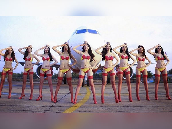 बिकिनी एयरहॉस्‍टेज का कैलेंडर फोटोशूट 