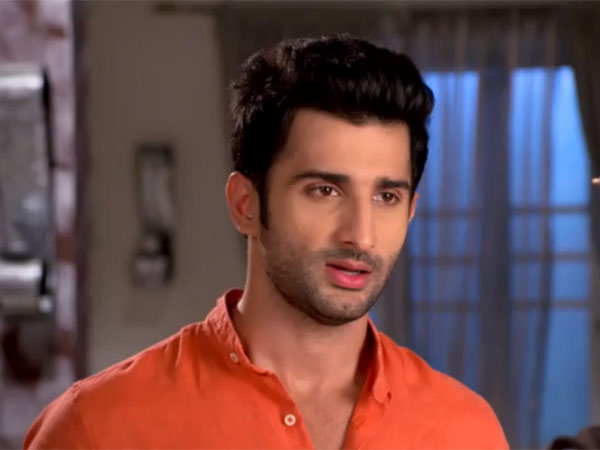 मैनें अपने दोसत को उसके पीछे लगाया 