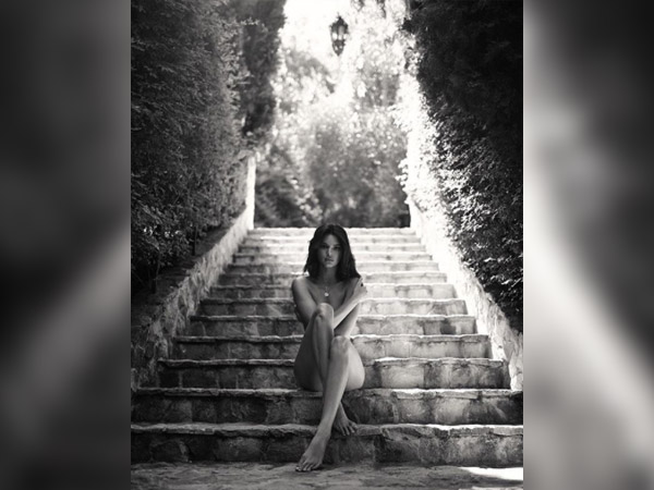  पांव पर किए कमेंट 