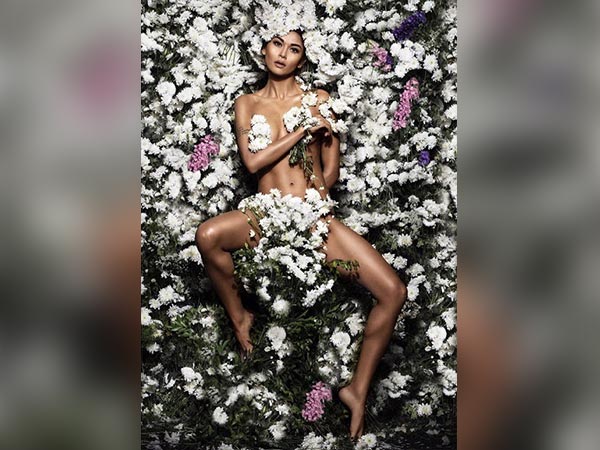 फूलों से ढ़का बदन 