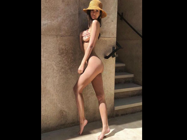 बोल्‍ड फोटोज कर रही हैं शेयर 