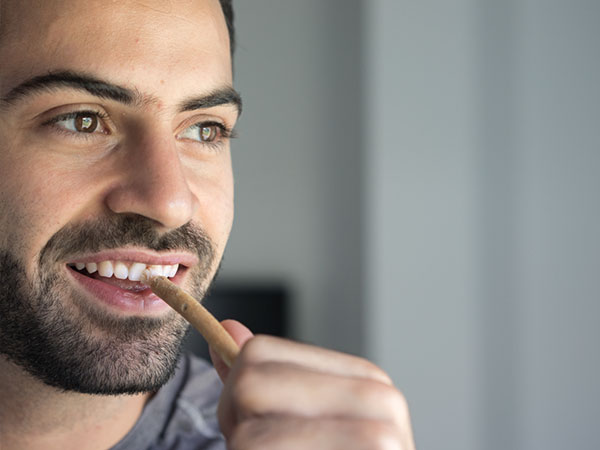 कैसे करें दातुन