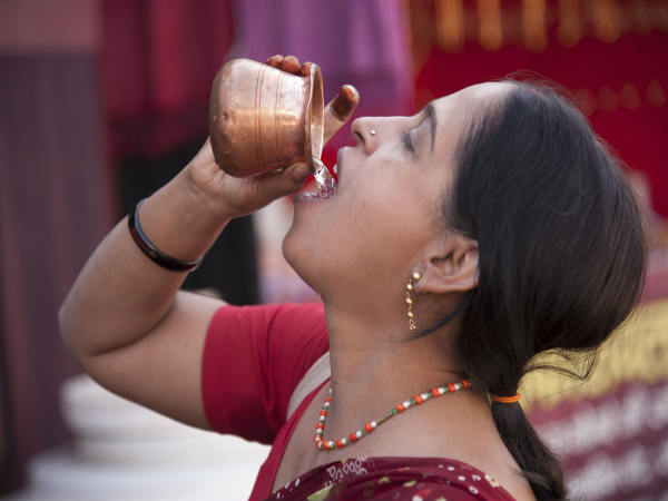 2. ढेर सारा पानी पिएं 