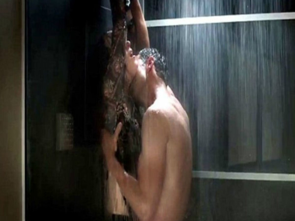  शावर के नीचे सेक्स