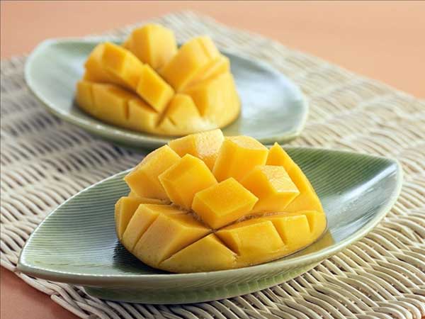 आम, बादाम, कच्चा दूध आम, बादाम, कच्चा दूध