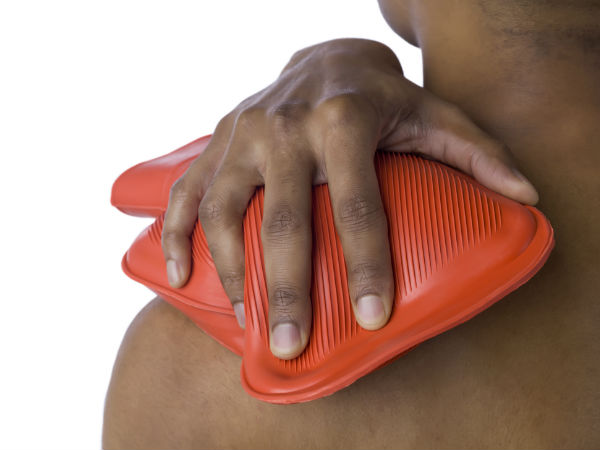 गरम पानी से सिकाई करें