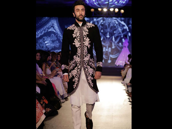 शेरवानी में नजर आए 