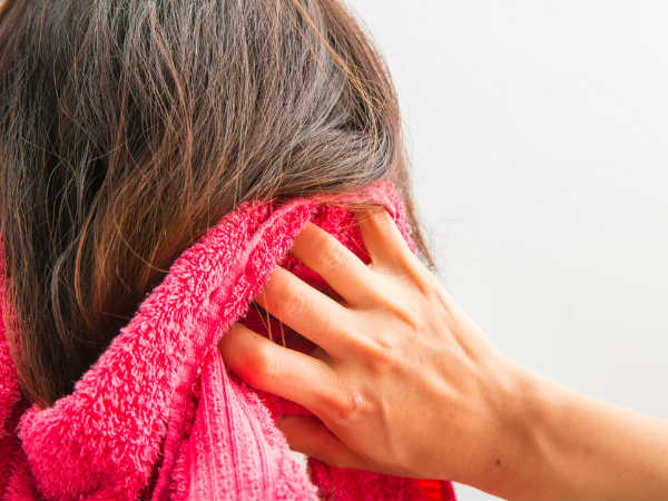 6. तौलिये से बालों को ना रगड़ें 