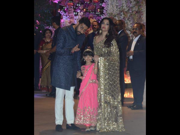aishwarya-abhishek-aaradhya-up-the-stylish-factor-at-akash-ambani-s-function